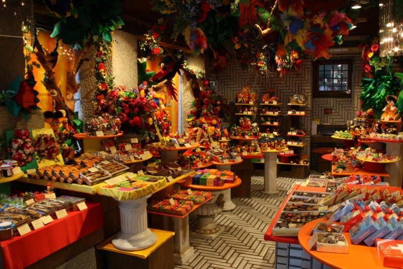 vitrine-LA ROQUE EN PROVENCE-min_candy_store_chocolate_shop_chocolate_switzerland-393515