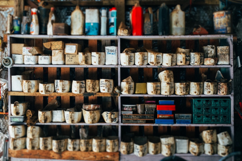 vitrine-LA ROQUE EN PROVENCE-min_shelf_garage_dirty_collection_grunge-1178